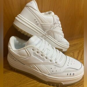 Brand new sneakers! Reebok size 6